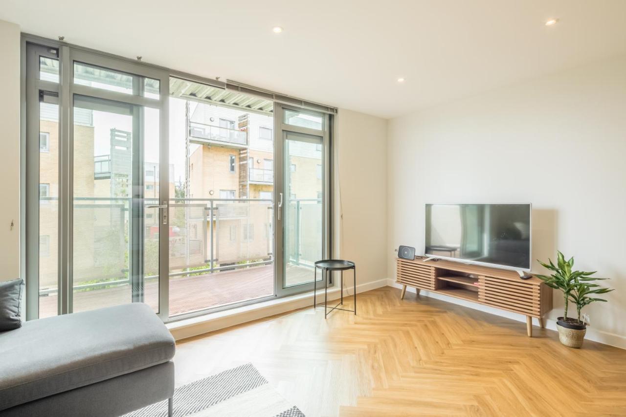 Executive 2Br Apartment Next To Station + Parking Кембридж Экстерьер фото