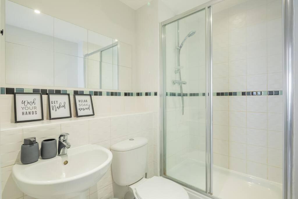 Executive 2Br Apartment Next To Station + Parking Кембридж Экстерьер фото