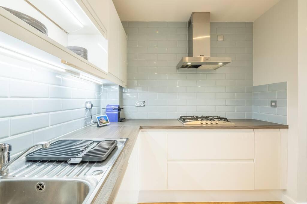 Executive 2Br Apartment Next To Station + Parking Кембридж Экстерьер фото