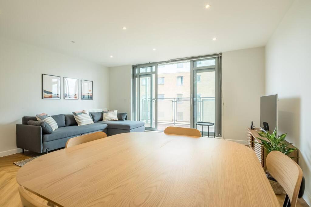 Executive 2Br Apartment Next To Station + Parking Кембридж Экстерьер фото