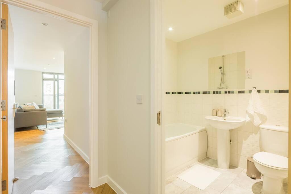 Executive 2Br Apartment Next To Station + Parking Кембридж Экстерьер фото